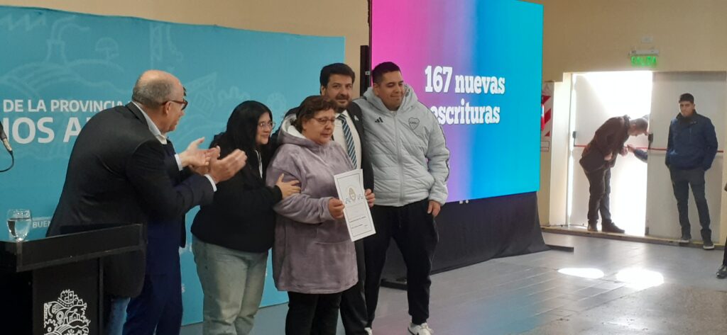 La foto que el periodista de Laprida Noticias comenzó a llamar a la adjudicataria de la escritura por su nombre